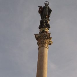 Virgin Mary statue in Piazza Mignanelli