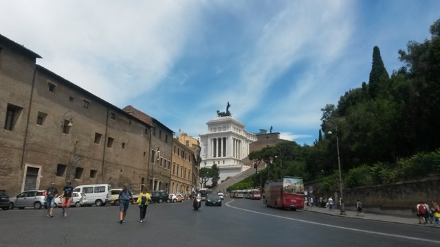 Via del Teatro Marcello dietro l'Altare della Patria
