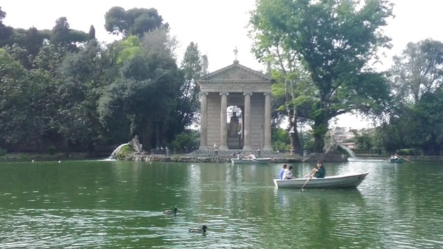 In barca nel laghetto di Villa Borghese