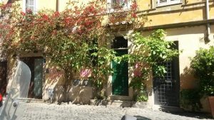 Dove alloggiare: portone di un appartamento a Trastevere